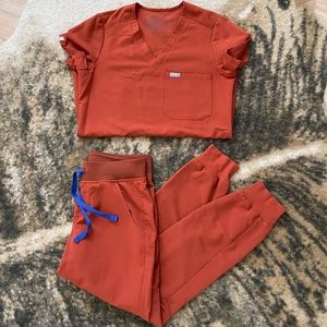 Figs Auburn Catarina top in XXS and  Zamora Jogger XSP